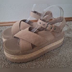 UGG Aubrey Ankle Strap Platform Sandal  Tan Womens Size 9 EUC
